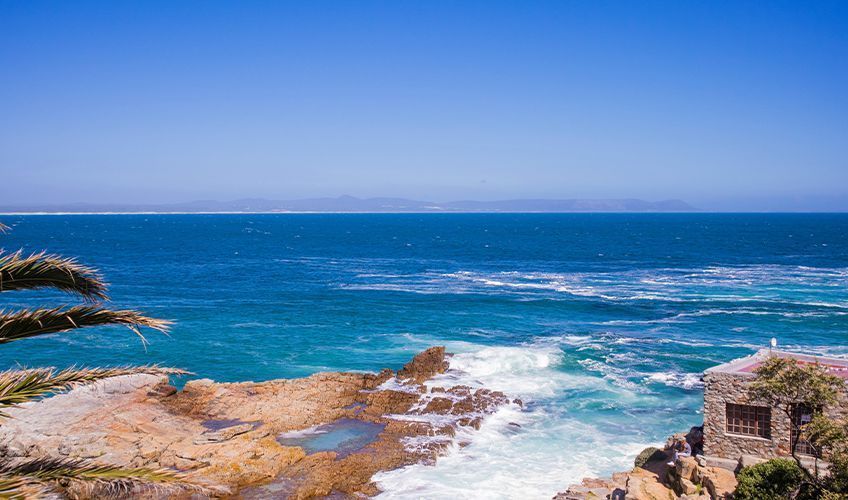 chemin ctier le long de la baie d'Hermanus en Afrique du Sud