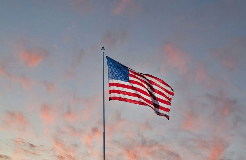 drapeau americain flottant sur un ciel ros