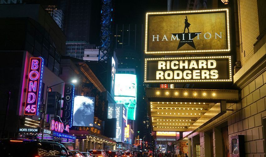 vue d'une rue  Broadway avec les comdies musicales