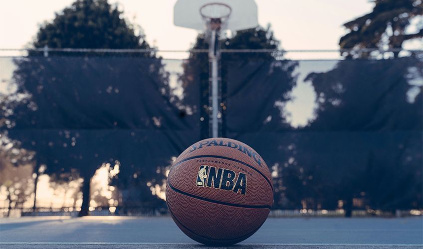 ballon de basket avec le sigle NBA des Etats-Unis