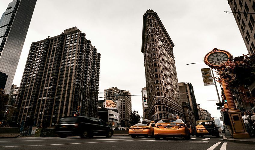 vue de la rue sur le Flat Iron Building  New-York