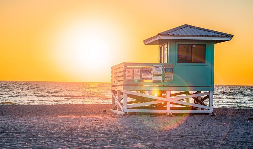 cabane de sauveteurs sur une plage de Miami