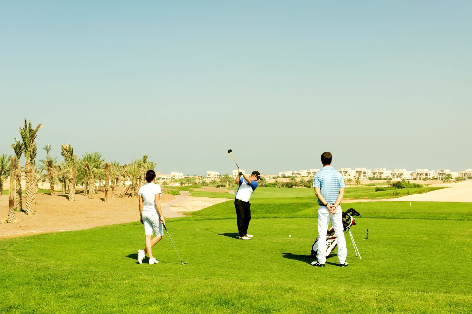 personnes jouant au golf  Oman