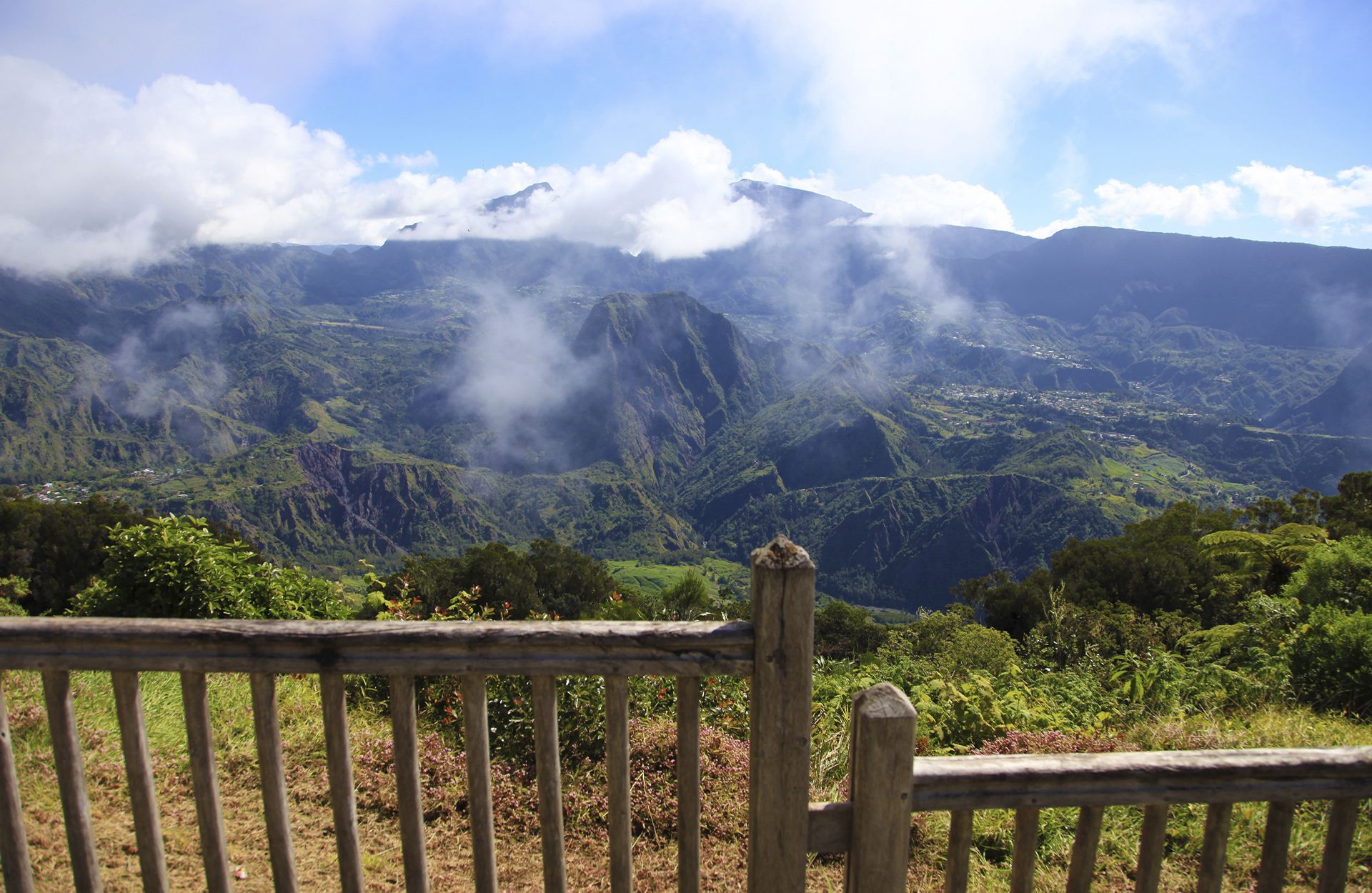 vue arienne sur le cirque de Salazie  la Runion