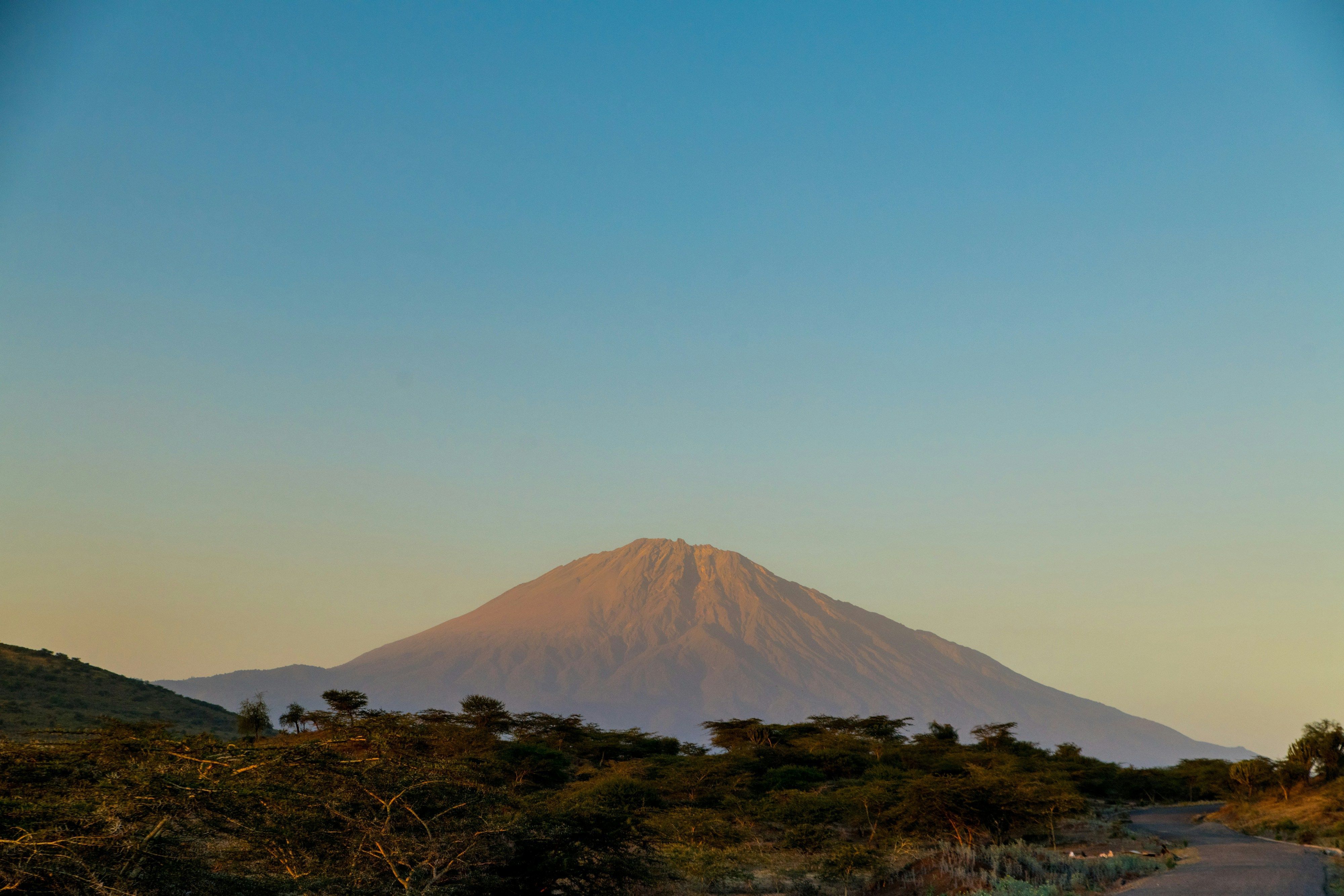 vue sur le mont Meru dans le parc d'Arusha en Tanzanie