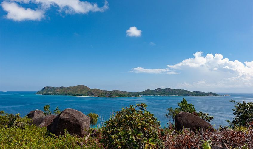 vue panoramique depuis les hauteurs de l'île de Curieuse aux Seychelles