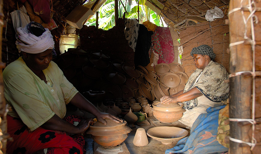 femmes en train de fabriquer des pots à Zanzibar