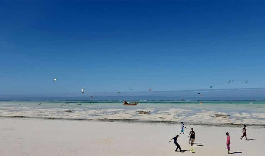 plage ensoleillée de Zanzibar